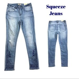 NWT Squeeze Distressed Skinny Jeans Design on Legs